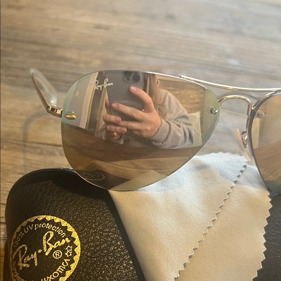 Ray-Ban Gold Aviator Sunglasses with Mirrored Lenses - Picture 2 of 7